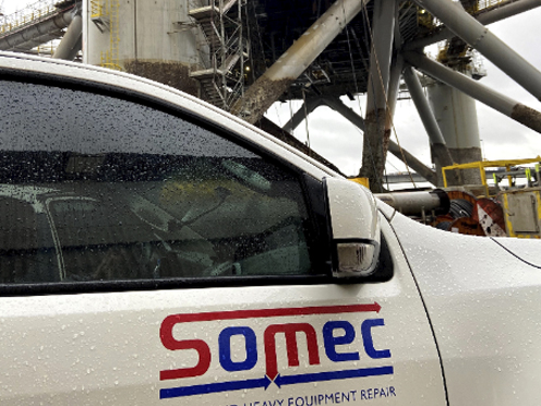 Carro da somec em campo representando que a empresa faz serviço de campo também